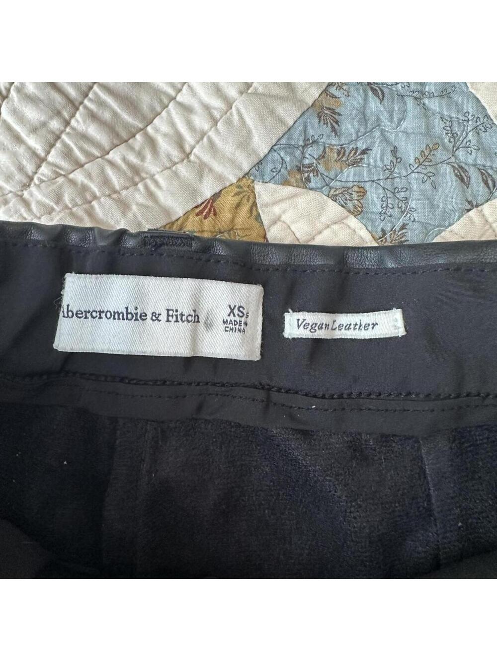 Abercrombie & Fitch black vegan high waisted pleated leather trousers Size XS - Picture 4 of 6
